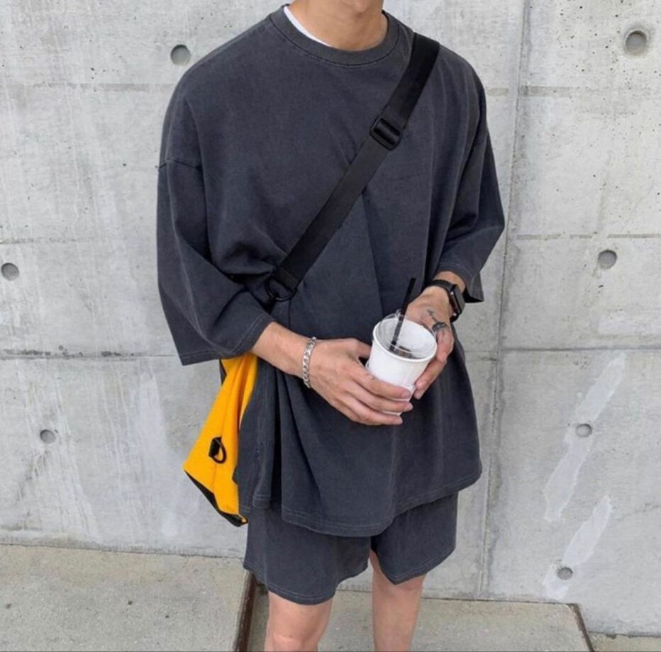 How To Wear An Oversized T-shirt – 15 Outfit Ideas